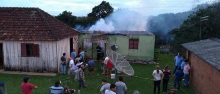 Casa é consumida pelo fogo no Capão do Valo