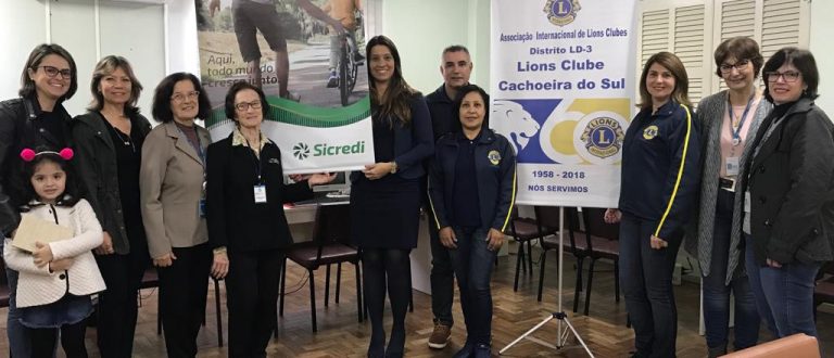 Lions Cachoeira equipa Sala de Informática da Casa da Criança