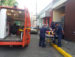 Motorista perde controle de carro e invade calçada