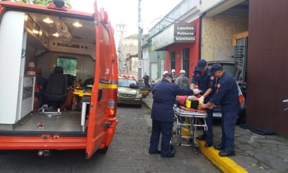 Motorista perde controle de carro e invade calçada