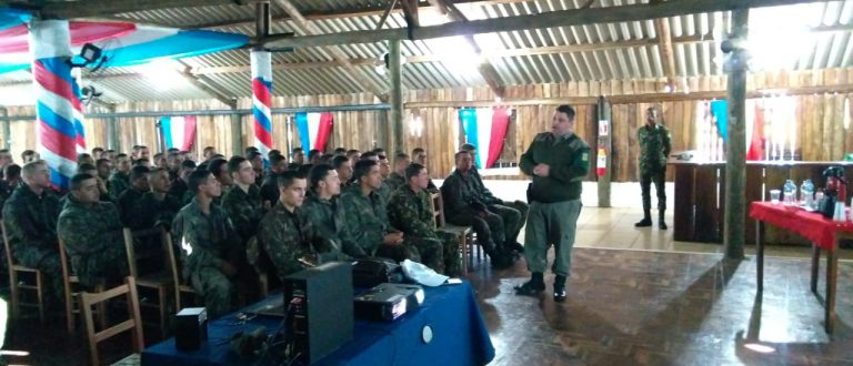 Brigada vai ao 13º GAC para falar sobre prevenção às drogas e à violência