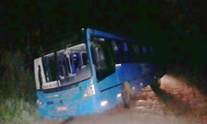 Ônibus para no barranco no Passo do Moura