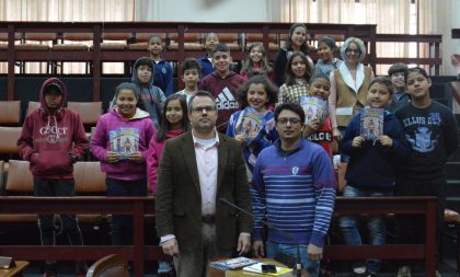 Estudantes da Escola Antônio Vicente visitam a Câmara