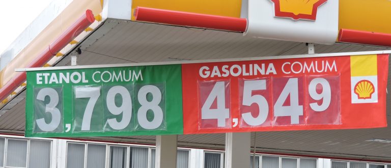 Litro da gasolina comum baixa para R$ 4,54 em Cachoeira