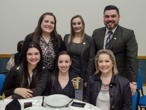 Marista Roque recebe troféu Mercador Princesa do Jacuí