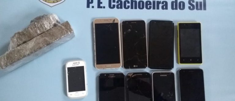 Agente localiza drogas e celulares arremessados para dentro do presídio