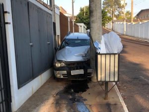 Carro atinge poste na General Osório