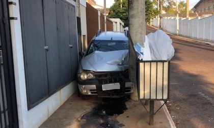 Carro atinge poste na General Osório