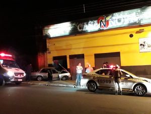 Carro bate contra casa noturna em Cachoeira do Sul