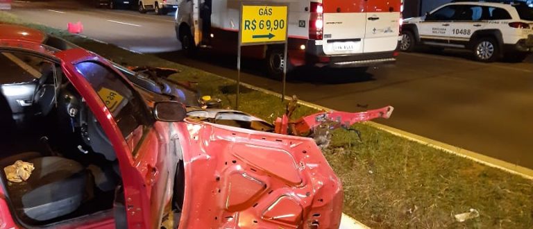 Colisão arremessa motorista para fora de carro na M. Gama