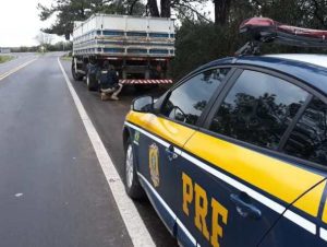 PRF recupera em Cachoeira caminhão de fumo roubado