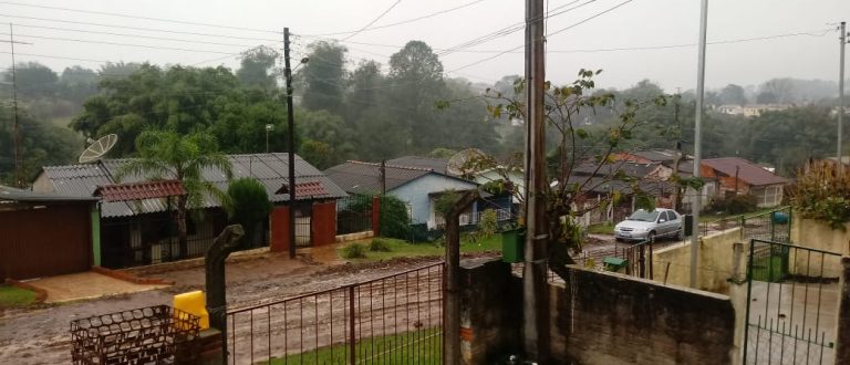 Chuvarada causa transtornos na cidade e interior