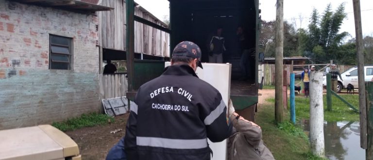 Cheia do Rio Jacuí já afasta famílias de suas casas no Bairro Cristo Rei