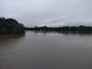 Cheia do Rio Jacuí avança e Defesa Civil monitora áreas alagadas