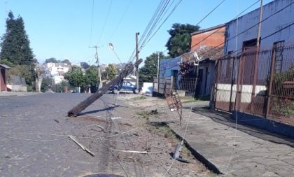 Carro derruba poste no Bairro Drews