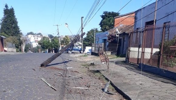 Carro derruba poste no Bairro Drews