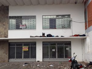 Moradores de rua buscam abrigo em marquise na Rua David Barcelos