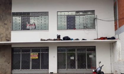 Moradores de rua buscam abrigo em marquise na Rua David Barcelos