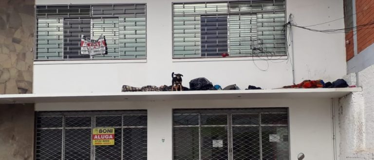 Moradores de rua buscam abrigo em marquise na Rua David Barcelos