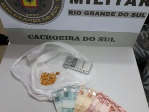 BM detém jovem com 80 pedras de crack no Centro