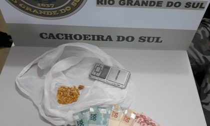 BM detém jovem com 80 pedras de crack no Centro