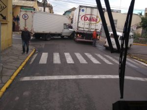 Colisão entre caminhões bloqueia trânsito na Saldanha