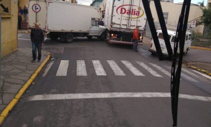 Colisão entre caminhões bloqueia trânsito na Saldanha