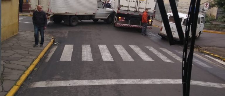 Colisão entre caminhões bloqueia trânsito na Saldanha