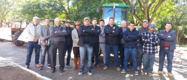 Arrozeiros protestam com máquinas nas ruas em Cachoeira do Sul