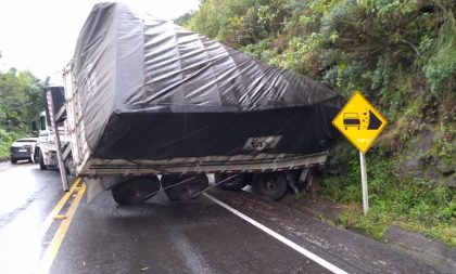 Acidente com caminhão deixa ERS-400 em meia pista