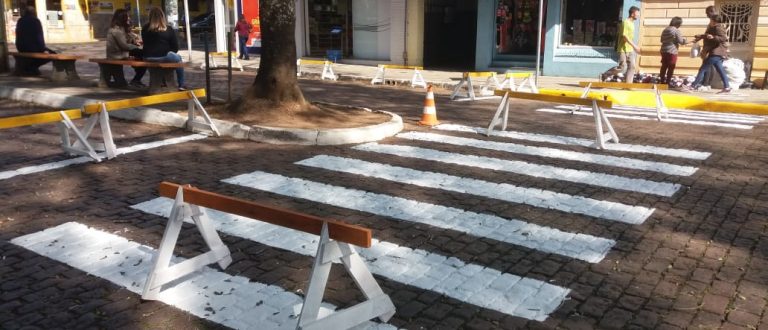 Nova faixa de pedestre na Rua Sete chama atenção pelo local