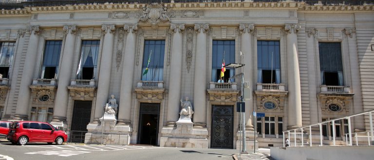 Governo começa a pagar salários de julho nesta terça-feira