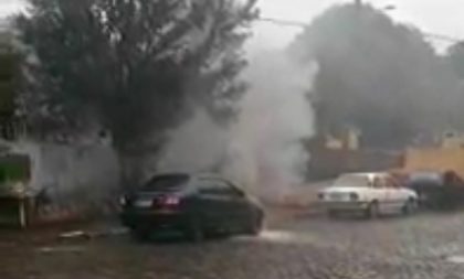 VÍDEO – Carro pega fogo em frente ao terminal da Fenarroz