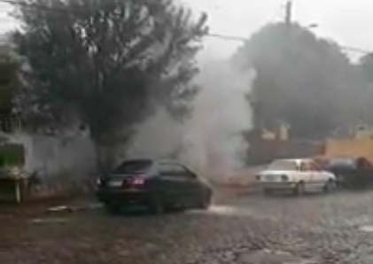 VÍDEO – Carro pega fogo em frente ao terminal da Fenarroz