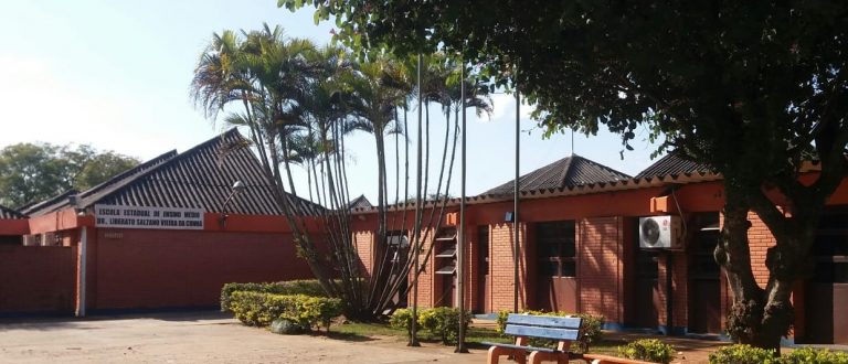 Escola realiza Feira do Livro e perde professores da biblioteca