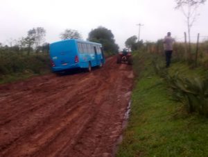 Ônibus atola na Água Morna e tem que ser puxado por trator