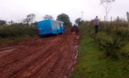 Ônibus atola na Água Morna e tem que ser puxado por trator