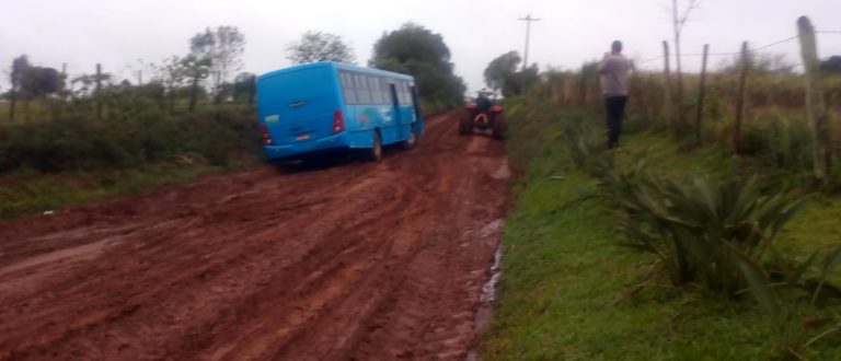 Ônibus atola na Água Morna e tem que ser puxado por trator