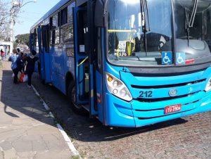 Acidente envolve ônibus e carro no Centro