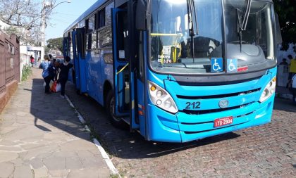 Acidente envolve ônibus e carro no Centro