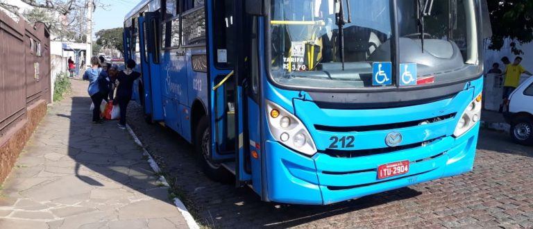 Acidente envolve ônibus e carro no Centro