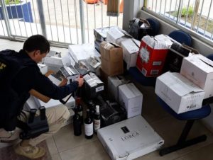 Polícia Rodoviária apreende 193 garrafas de vinho de R$ 8,5 mil