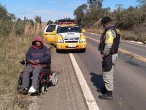 Policiais Rodoviários de Cachoeira do Sul entregam cesta básica a cadeirante