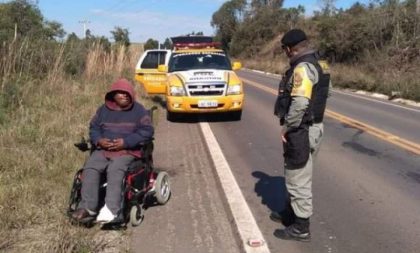 Policiais Rodoviários de Cachoeira do Sul entregam cesta básica a cadeirante