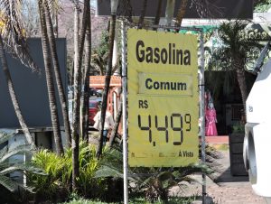 Postos aumentam preço do litro da gasolina comum