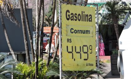 Postos aumentam preço do litro da gasolina comum