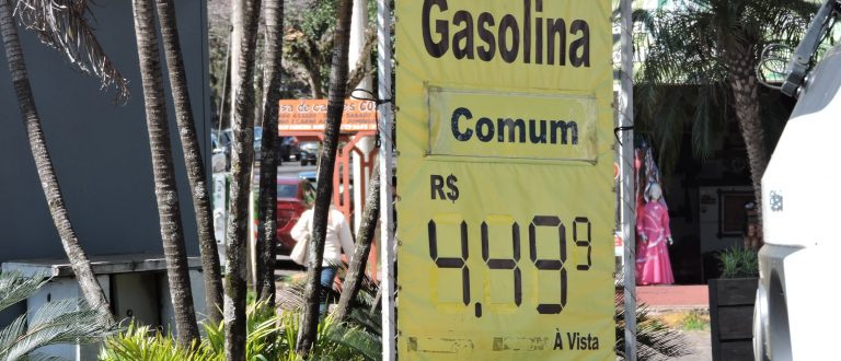 Postos aumentam preço do litro da gasolina comum