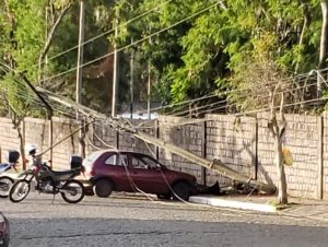 Carro derruba poste perto da Delegacia de Polícia