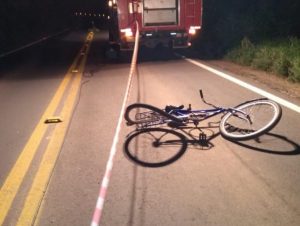 Acidente com carro termina em morte de ciclista na ERS-400