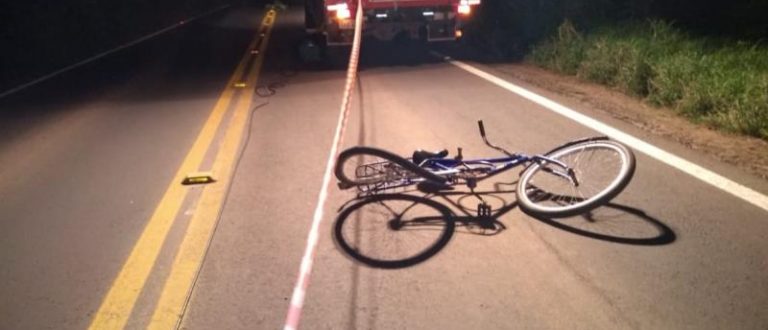 Acidente com carro termina em morte de ciclista na ERS-400